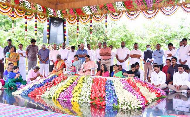 Jagan, Sharmila pay tributes to YSR on birth anniversary